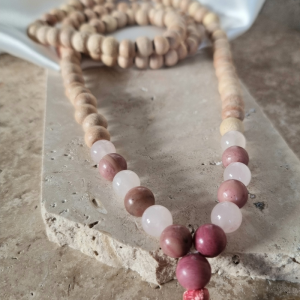 Mala Tulsi avec thulite et quartz rose