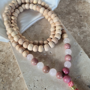 Mala Tulsi avec thulite et quartz rose