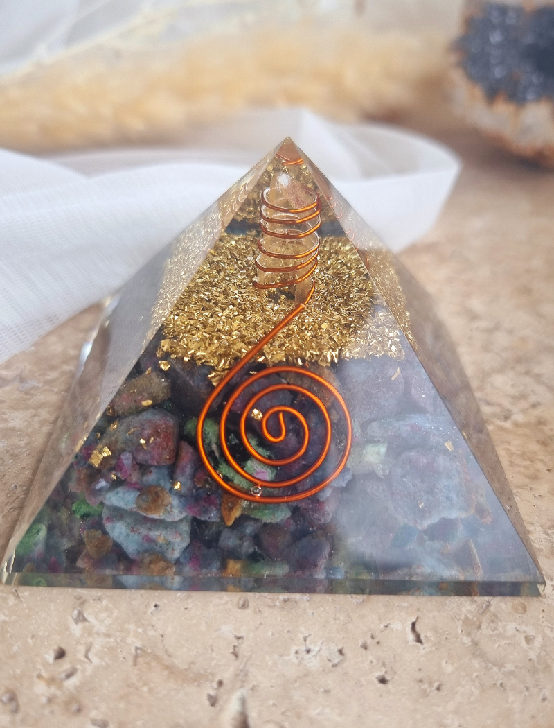 Pyramide Orgonite en Rubis et Cyanite – Image 2
